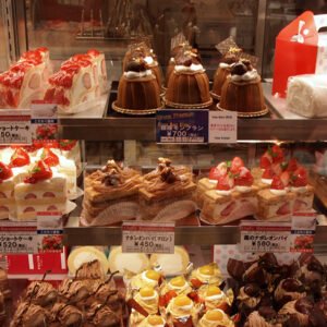 Vitrina con diferentes postres de la pasteleria Fujiya