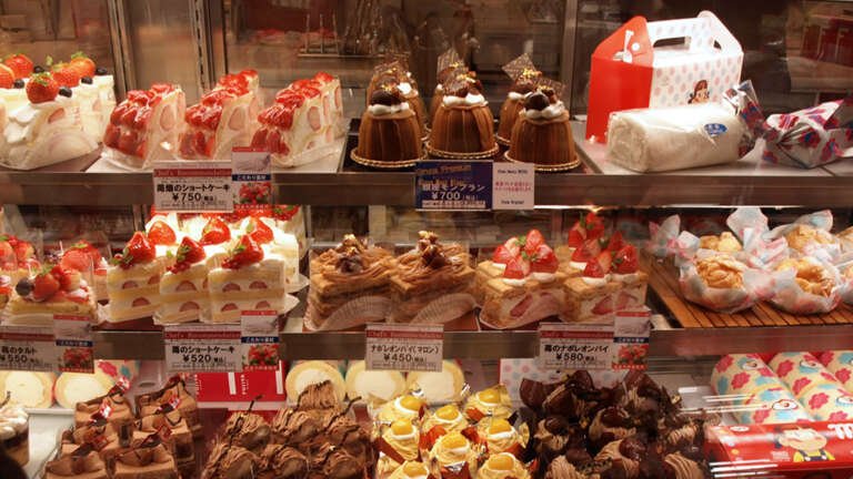 Vitrina con diferentes postres de la pasteleria Fujiya