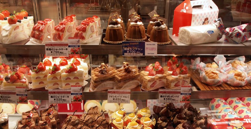 Vitrina con diferentes postres de la pasteleria Fujiya